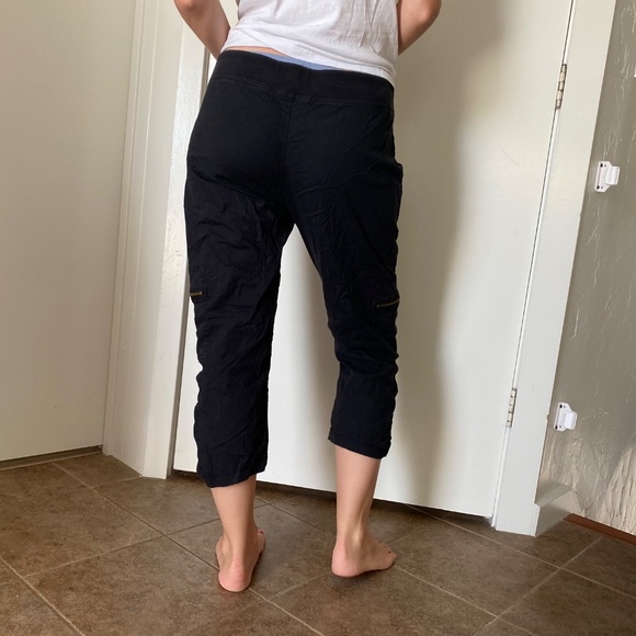 Black capris with zips and elastic waistband - Picture 2 of 6